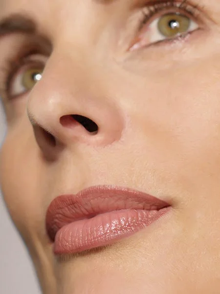 Natürlich abgestimmter Lippenfarbton bei Riso