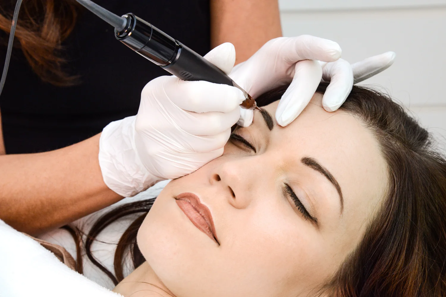 Präzise Permanent-Make-up-Behandlung bei Riso